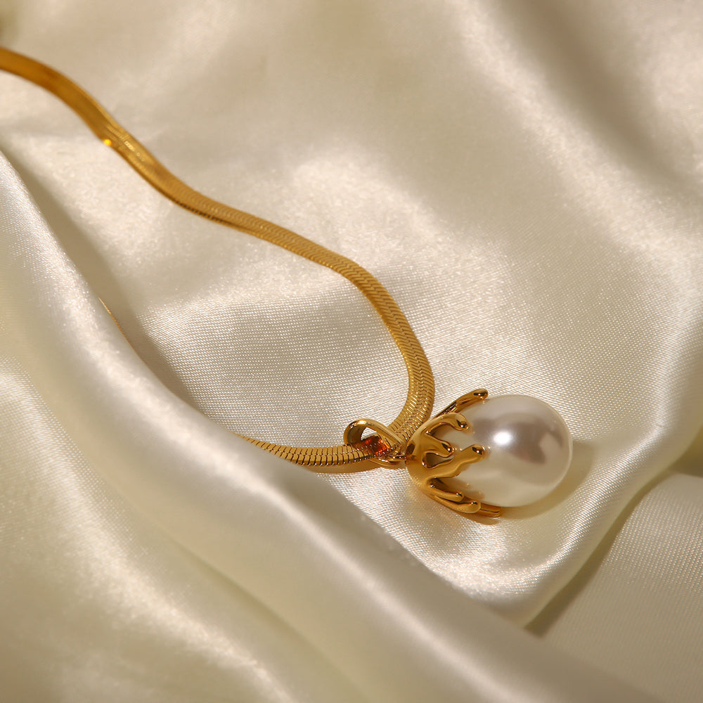 ELAN PEARL NECKLACE | 18K GOLD PLATED