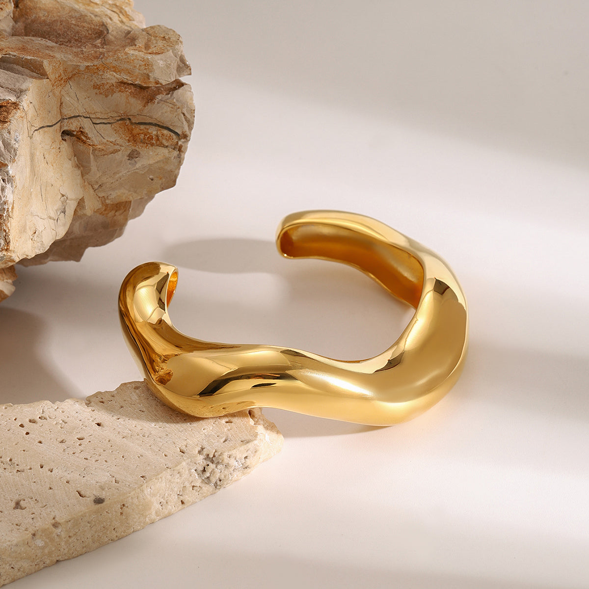 OVAL BOLD CUFF BRACELET GOLD-PLATED